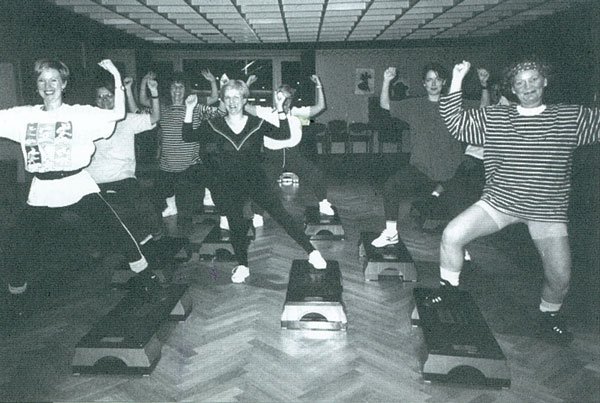 1998 – Neu im Programm: „Step-Aerobic"